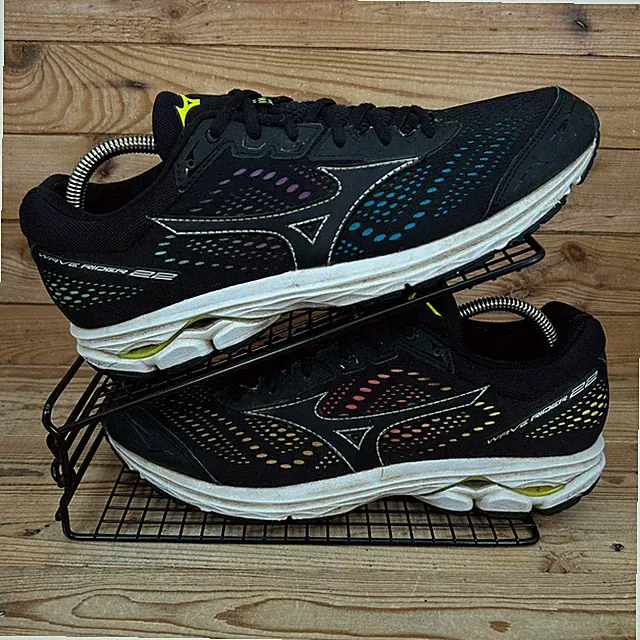 Mizuno Turnschuhe Herren Größe UK 9,5 Wave Rider 22 Osaka schwarz Straßenlaufschuhe