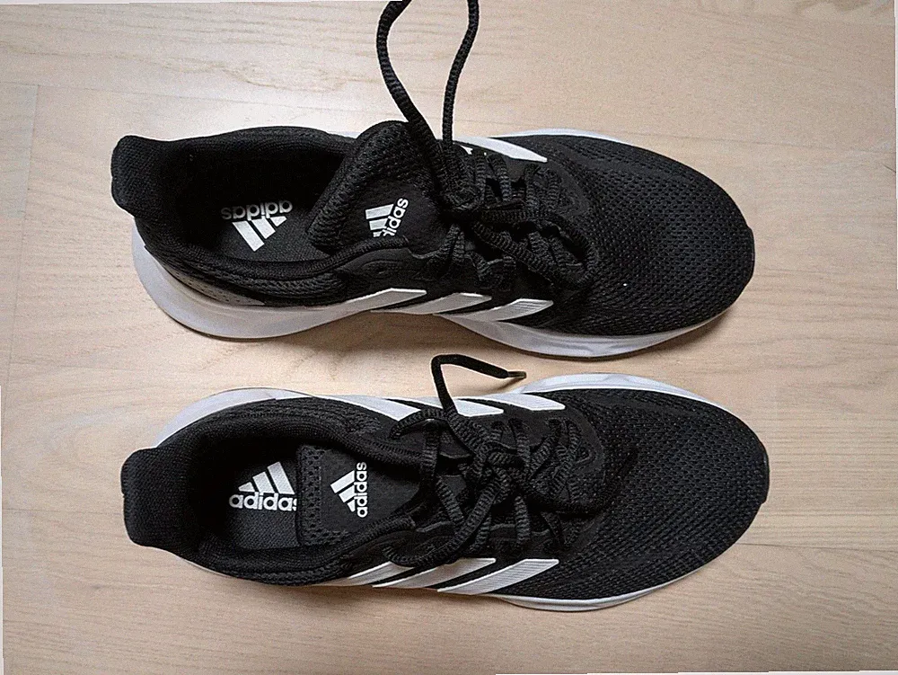 NEU adidas Showtheway 2.0 Laufschuhe Gr. 40,5 (US 7.5) Sneakers Schwarz GY6348