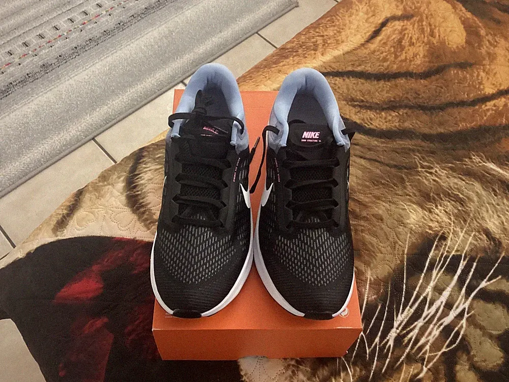 NEU Nike Air Zoom Structure Größe 42 Laufschuhe Running Schuhe