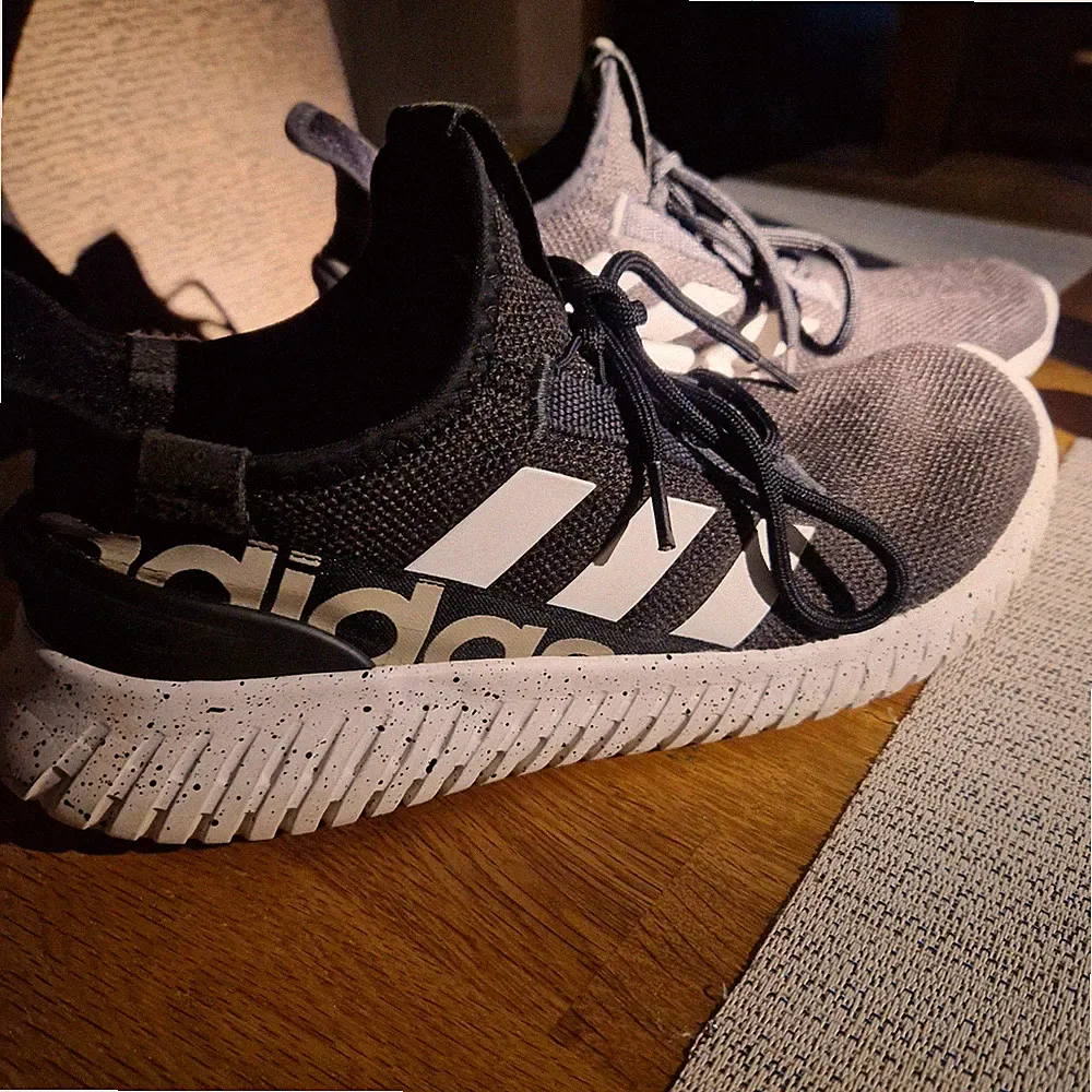 Neue Adidas Herrenschuhe Laufschuhe Gr. 45
