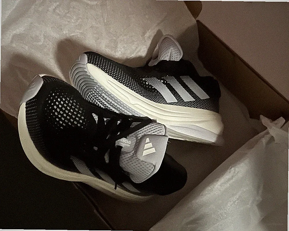 Neue Adidas Laufschuhe „Supernova Solution“ für Frauen, Größe 40