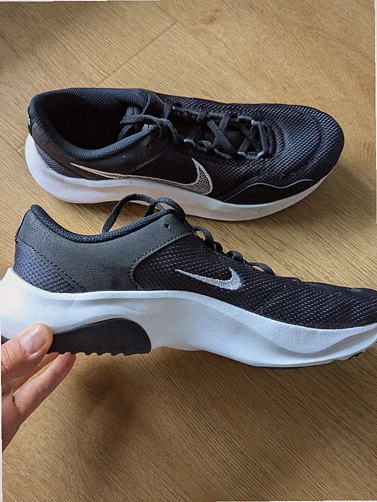 Neue Sportschuhe Trainingsschuhe Nike schwarz Legend Essential 3 Gr. 41,5