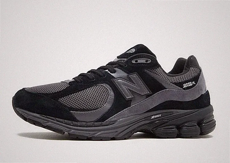 New Balance 2002R Herrenschuhe in Schwarz und Dunkelgrau UK 9,5