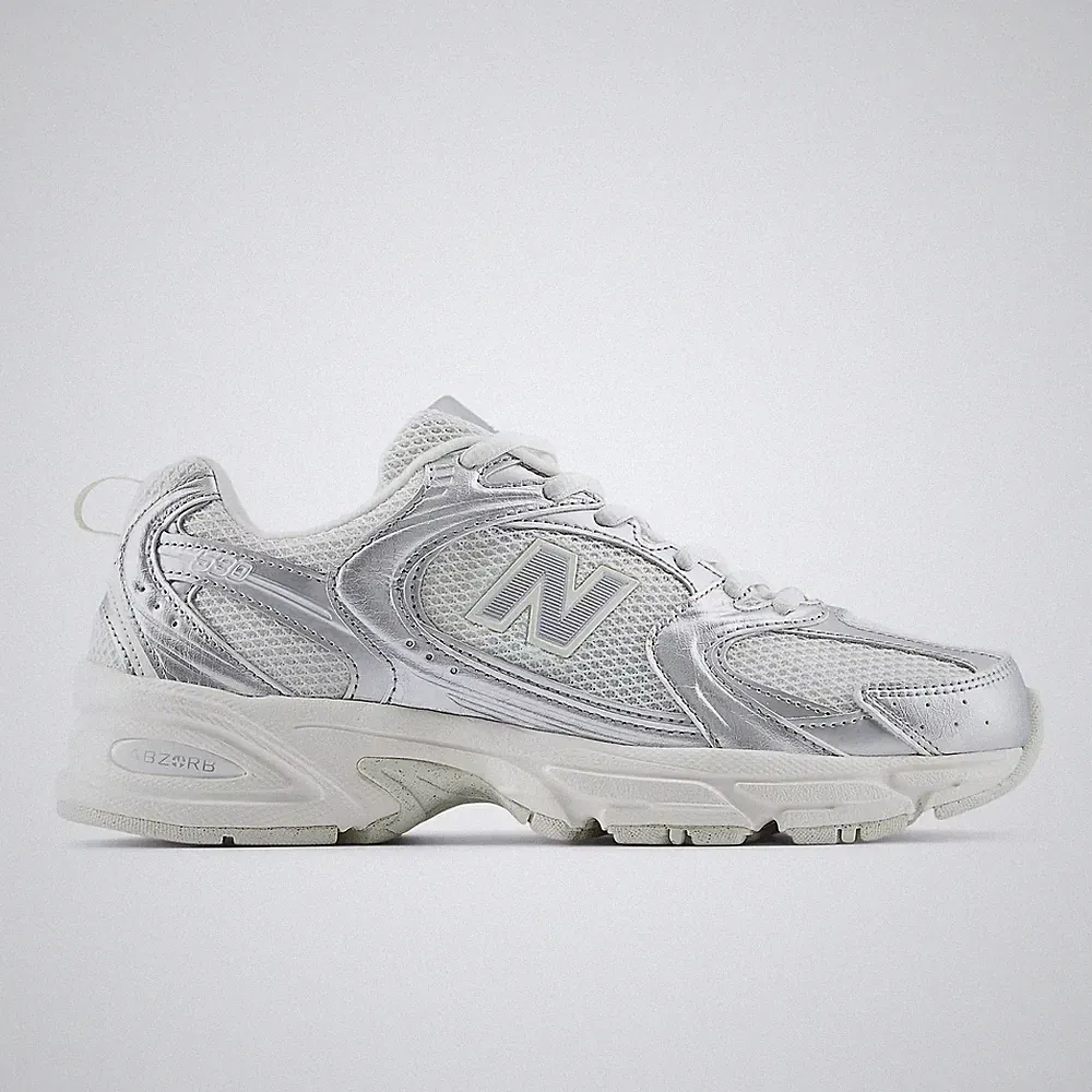 New Balance 530 Unisex Sneaker in SILBER METALLIC Schuhe