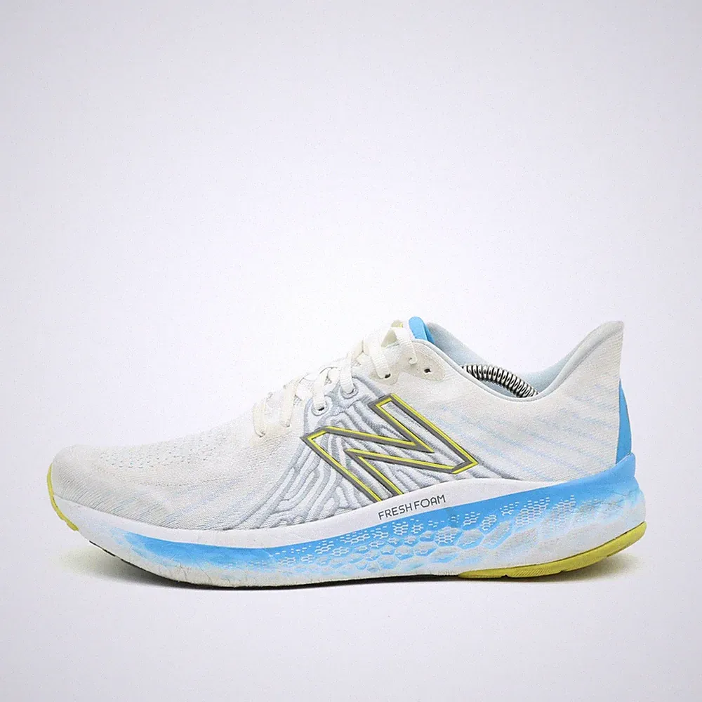 New Balance Herren Fresh Foam X Vongo v5 Schuhe EU 44.5 Weiß/Blau/Gelb MVNGOV5