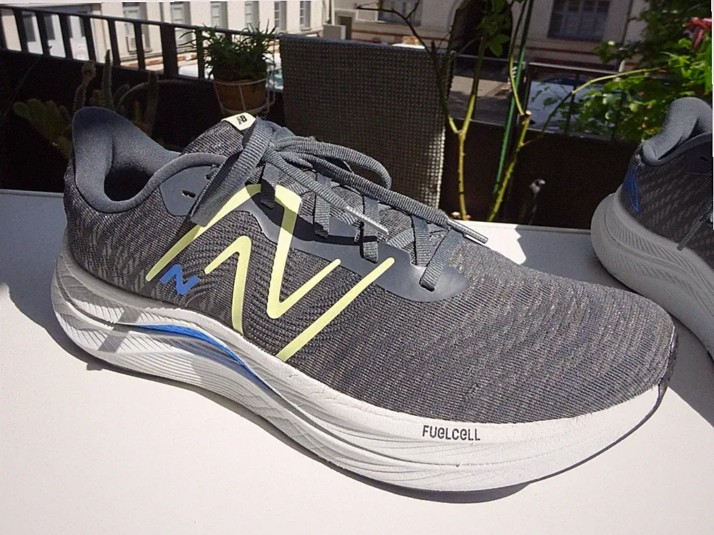 NEW BALANCE MFCPRCC4 FuelCell Propel v4 Her Sneaker Laufschuhe Gr.45(UK10,5) TOP