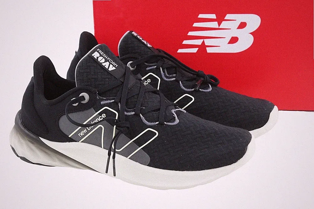 New Balance Roav V2 Herren Sneakers EU50 Schwarz Frisch Schaum Low Laufschuhe