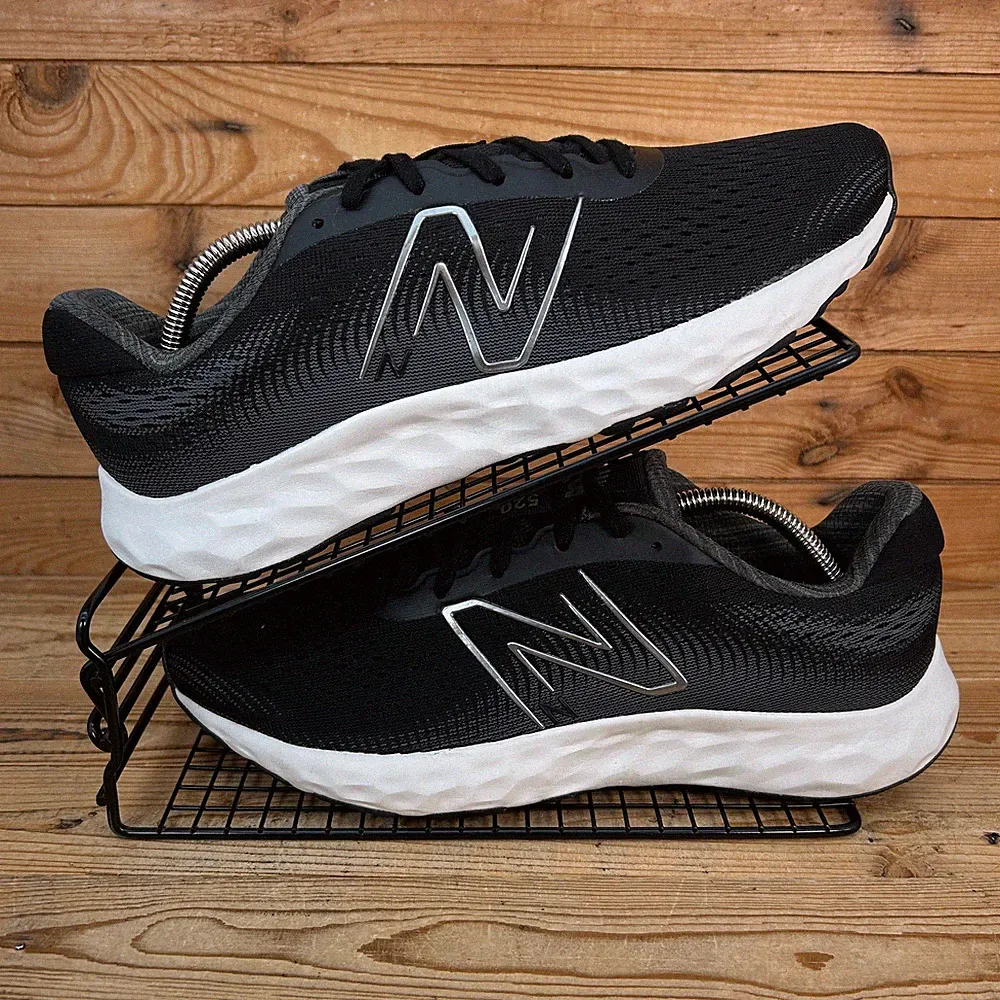 New Balance Turnschuhe Herren Größe UK 9,5 schwarz weiß Laufen 520v8 gepolsterte Schuhe Neu mit Karton