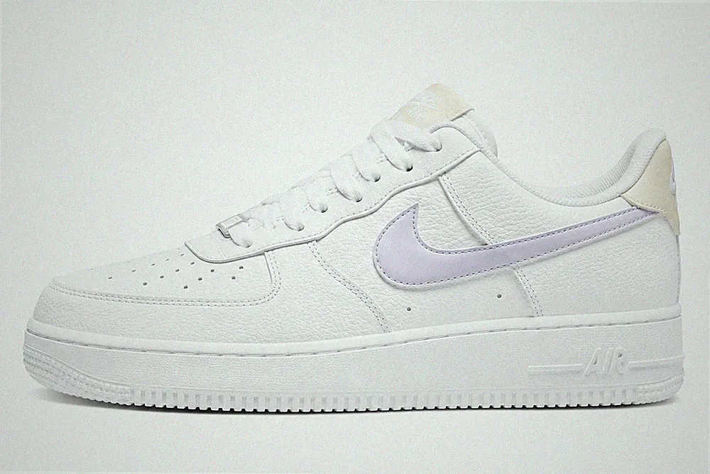 Nike Air Force 1 '07 Low Top Sneaker Schnürung Weiß/Lila/Beige EU 44