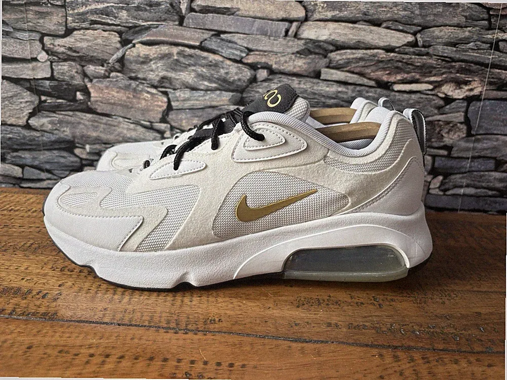 Nike Air Max 200 Metallic Gold Herren Sportschuhe Weiß Schuhe AQ2568-102 UK-Größe 9,5