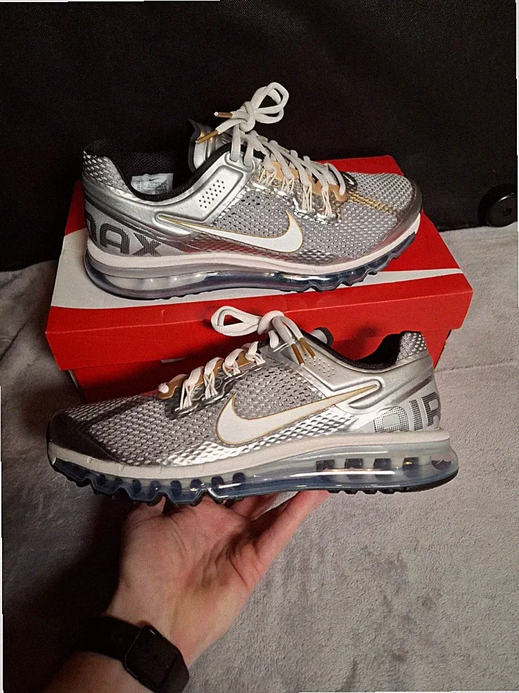 Nike Air Max 2013 Herren Silber Gold Turnschuhe Schuhe Größe 8,5 (UK) UVP £180