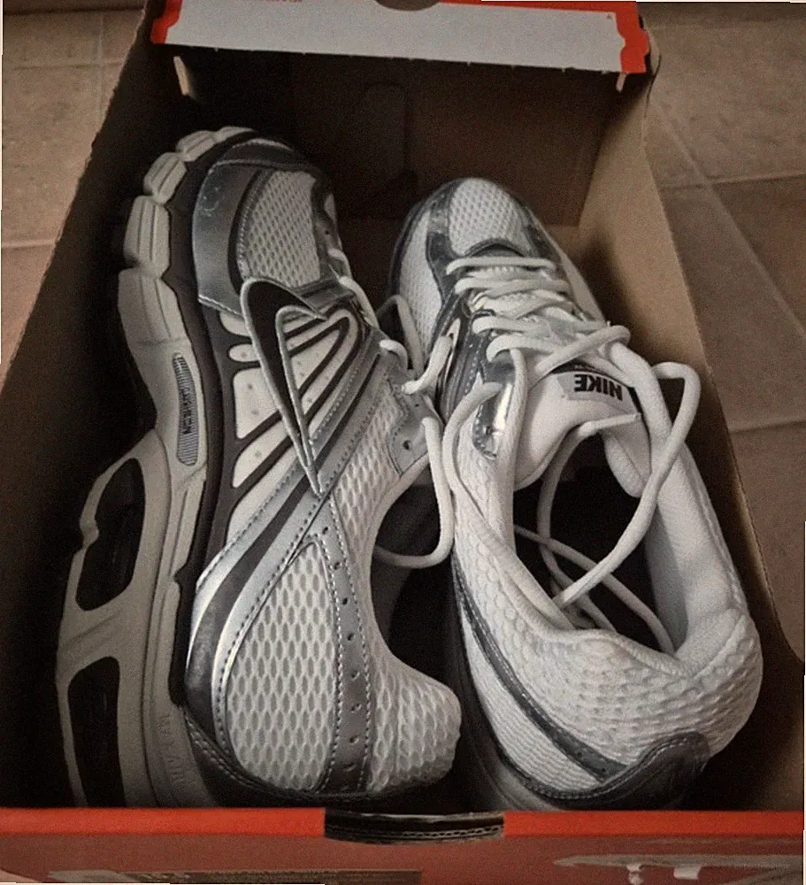 Nike Air Max Moto 2K Herren Laufschuhe Sneaker Weiß/Silber/Schwarz EU 48,5