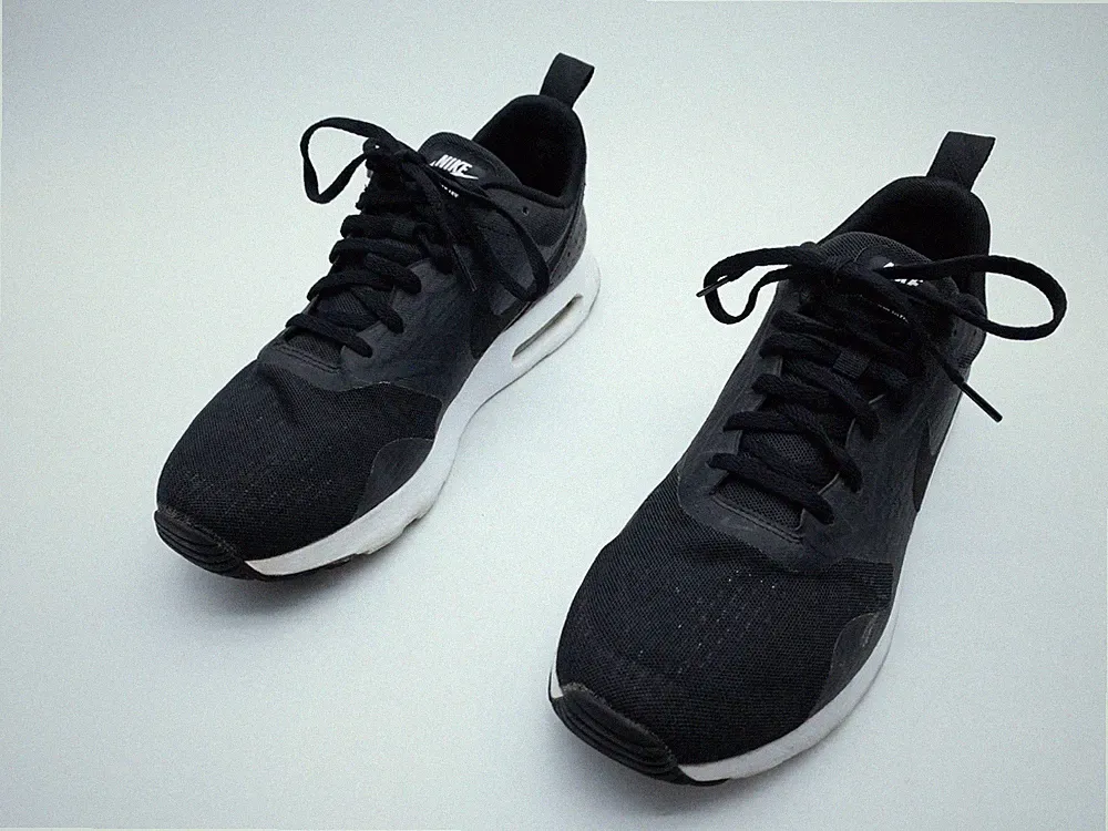 Nike Air Max Tavas Unisex Laufschuhe Sportschuhe Schwarz Gr. 42 EU Art. 37541-98