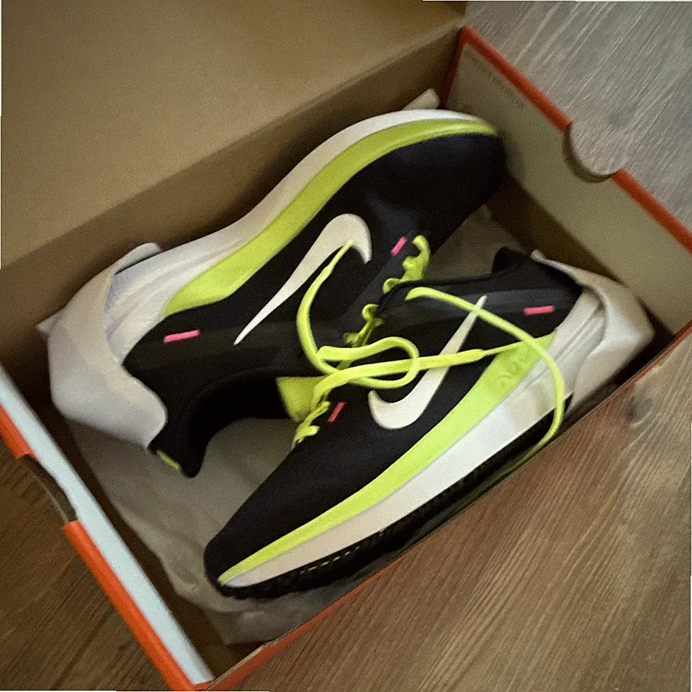 Nike Air Winflo 10 XCC Herren Laufschuhe EU 44,5 Schwarz/Weiß/Volt/Pink