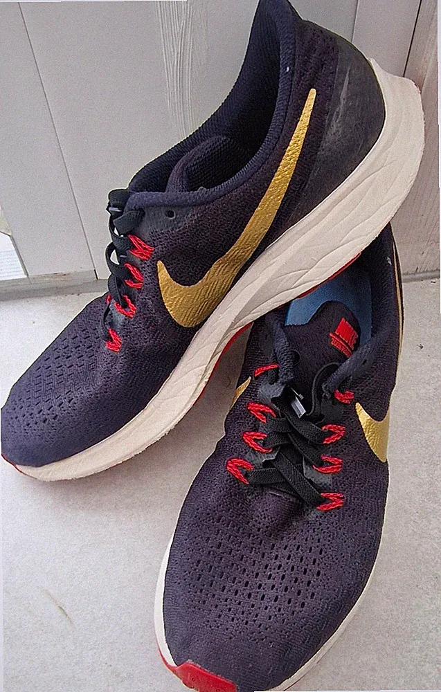 Nike Air Zoom Pegasus 35 Herren Laufschuhe Sneaker Gr. 43 Schwarz/Gold/Rot