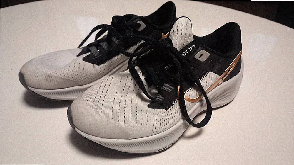 Nike Air Zoom Pegasus 38 GS – Kinder Laufschuhe Sneaker – Gr. 32 – SW/Gold/Weiß
