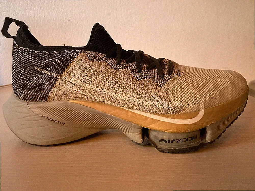 Nike Air Zoom Tempo Next% Laufschuhe Gr. EU 42 / UK 7,5 Grau - Gold