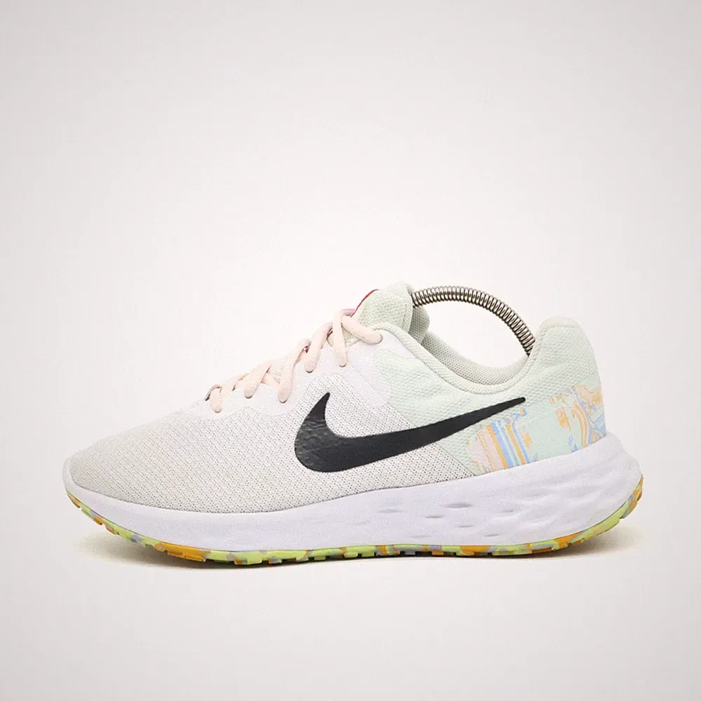 Nike Damen Revolution 6 Sneaker EU 39 Weiß Multicolor DO9475-100