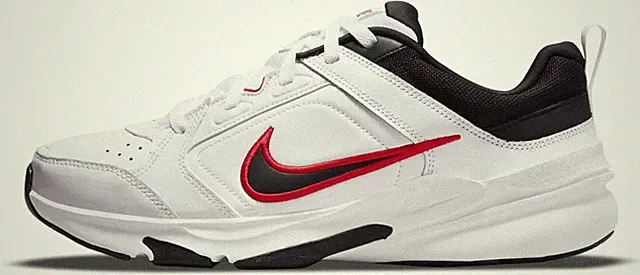 Nike Defy All Day Weiß Rot Schwarz Herren Sneaker Schuhe Gr. UK 10,5