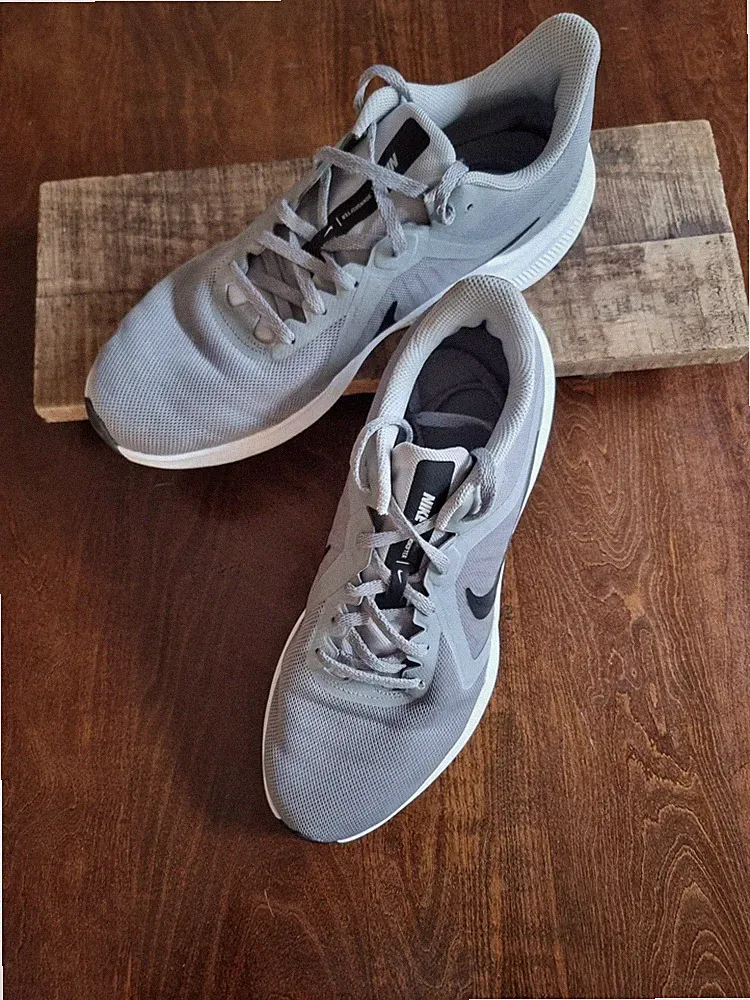 Nike Downshifter 10 Herren Laufschuhe Grau Gr. 43 – Sehr guter Zustand