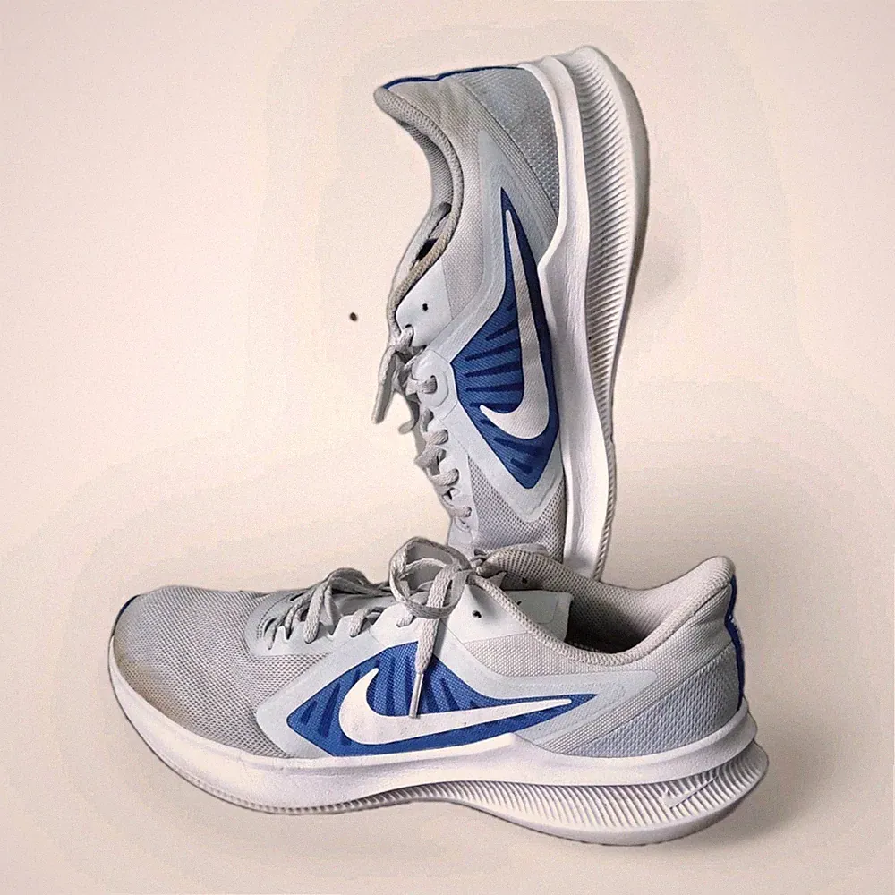 Nike Downshifter 10 Laufschuhe - UK 11 - grau - Schuhe - guter gebrauchter Zustand..