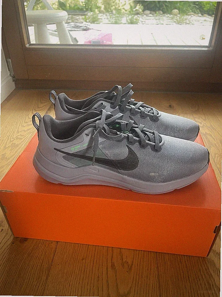 Nike Downshifter 12 Sneaker Gr. 42 Laufschuhe Neu OVP Lavendel Blass-Lila
