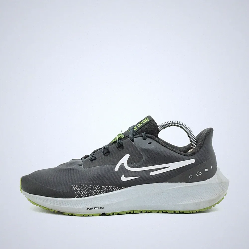 Nike Herren Air Zoom Pegasus 39 Shield Sneaker EU 42,5 Schwarz/Grü DO7625-002