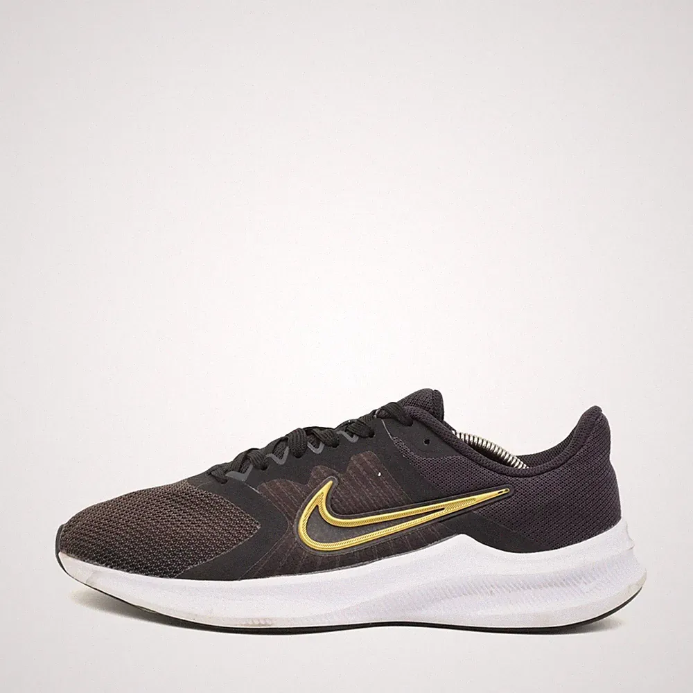 Nike Herren Downshifter 11 Sneaker schwarz/gold Atmungsaktiv Laufschuh EU 43