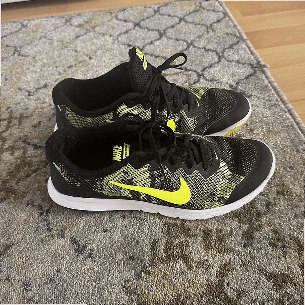 Nike Herren Flex Experience RN 4 Sneaker Schwarz/Gelb Flexibel Laufschuhe EU 41
