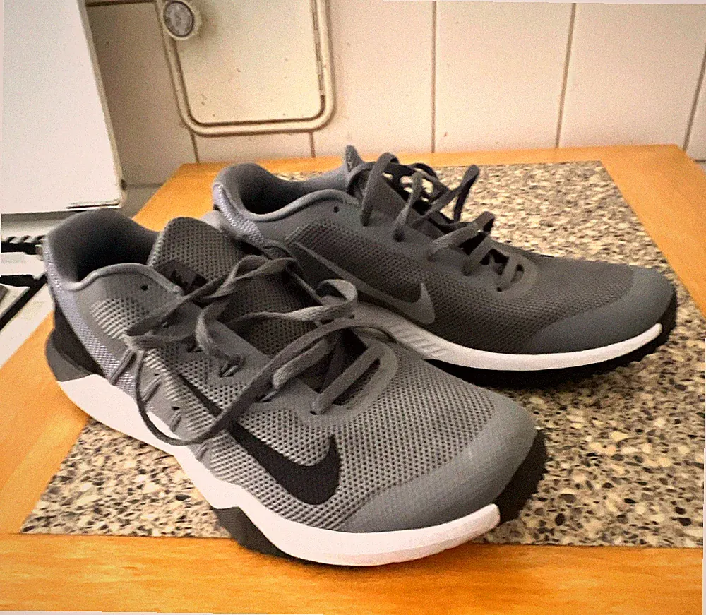 Nike Herren Laufschuh ‚Training’ Schnürung grau schwarz weiß Größe EUR 47