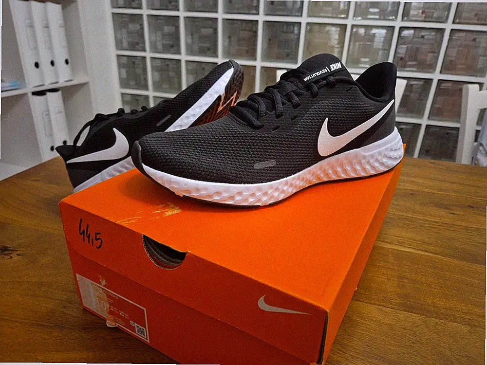 Nike Herren Laufschuhe Revolution 5 Schwarz Grösse 44,5 US 10,5 Neu Mit Karton