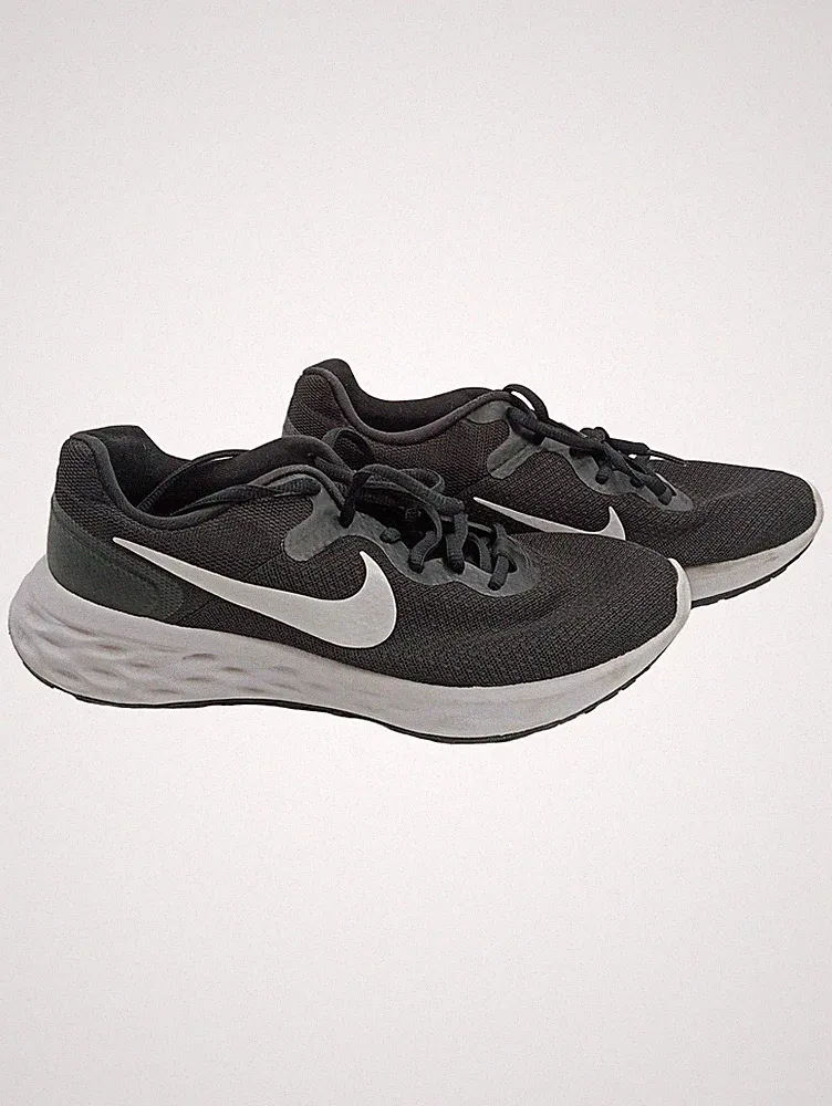 Nike Herren Laufschuhe Revolution Sportschuhe Gr. 41 Schwarz
