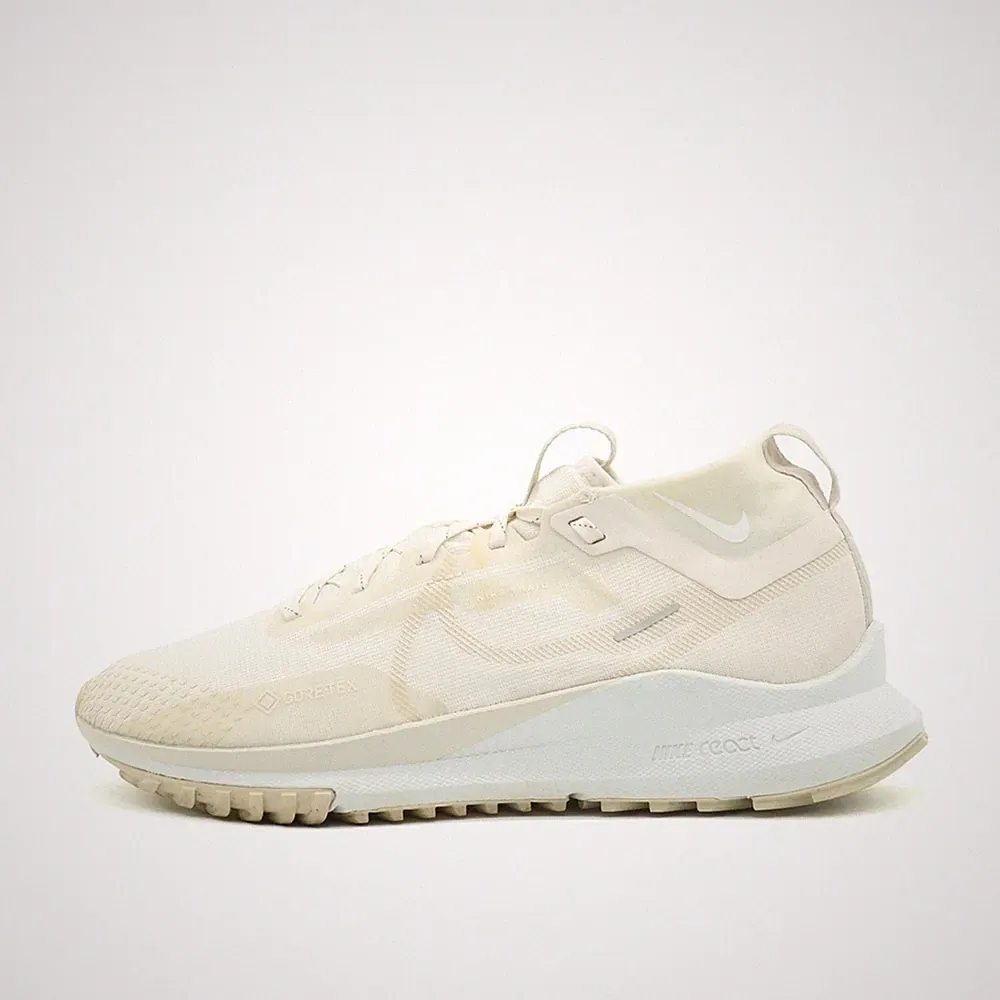 Beige Trail-Laufschuh