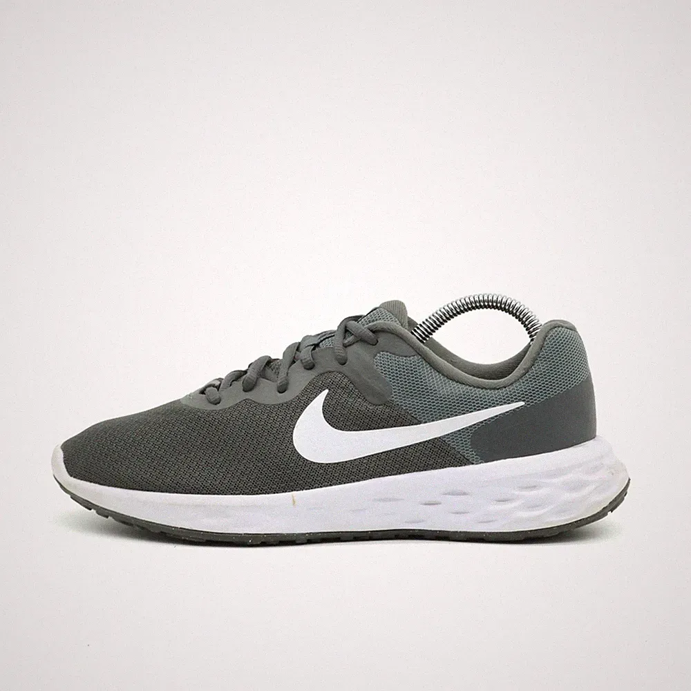 Nike Herren Revolution 6 Laufschuhe Grau Weiß Mesh Low-Top Leicht Sneaker EU 42