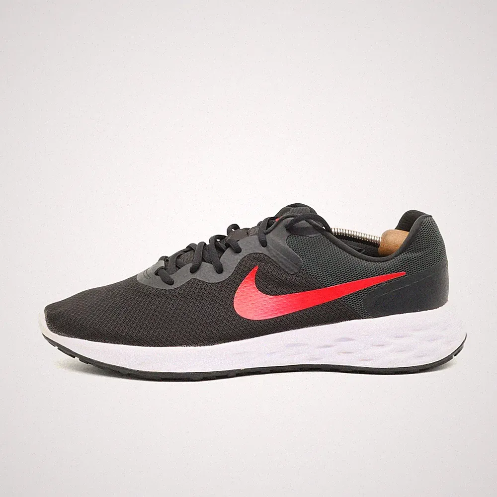 Nike Herren Revolution 6 Sneaker Schwarz Rot Leichtgewichtig Laufschuhe EU 47.5