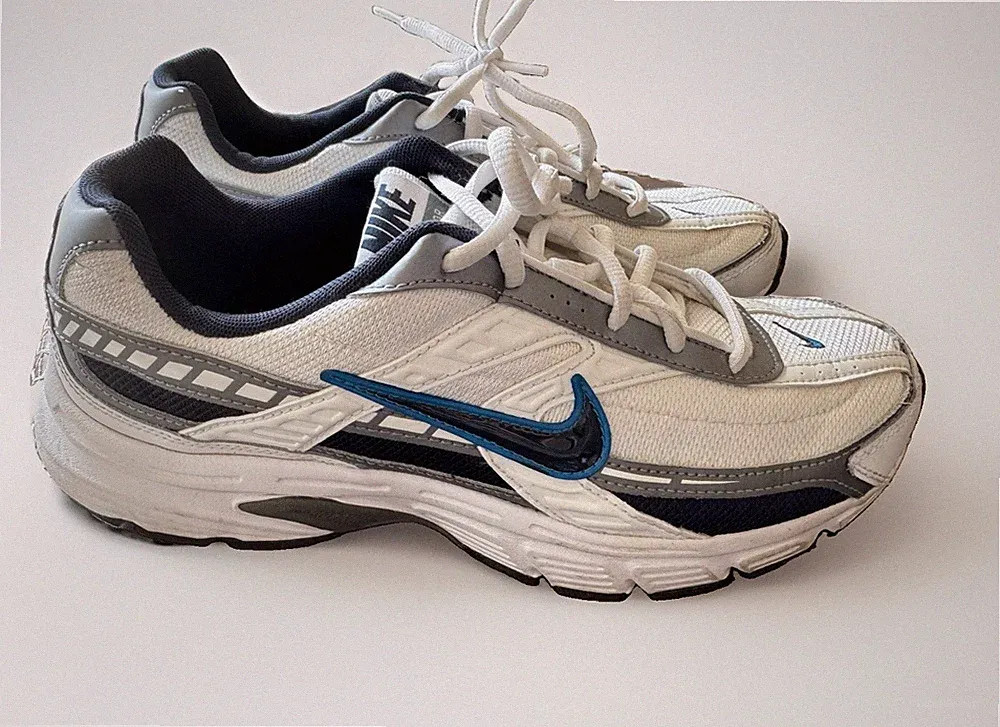 Nike Herrn Sport Freizeit Fitness Schuhe Initiator Laufschuhe Weiß Silber Blau