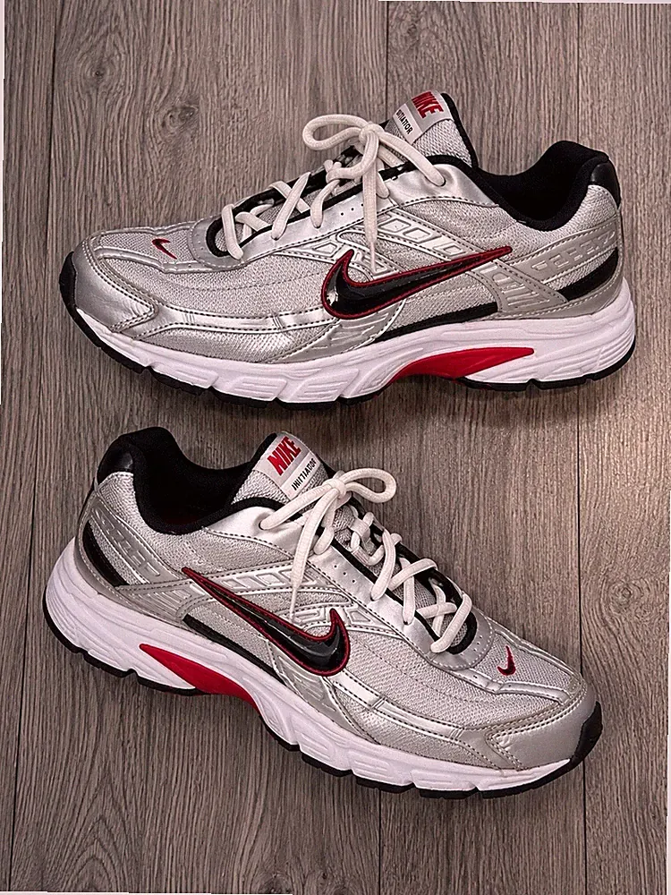Nike Initiator Herren Sneaker Grau Rot Silber Y2K Dad Shoe Laufschuhe (Gr. 46)
