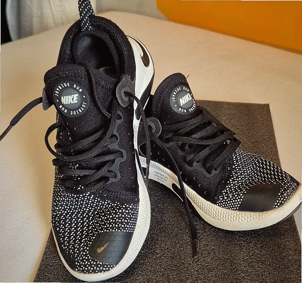 Nike Joyride Run Herren Laufschuhe schwarz weiß Punktmuster Textil Low gute