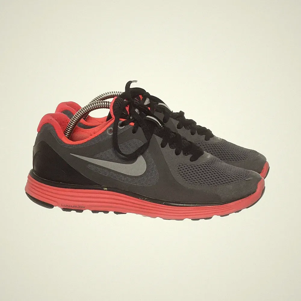 Nike, Laufschuhe, Größe: 37 1/2, Grau/Rot, Herren #cUB