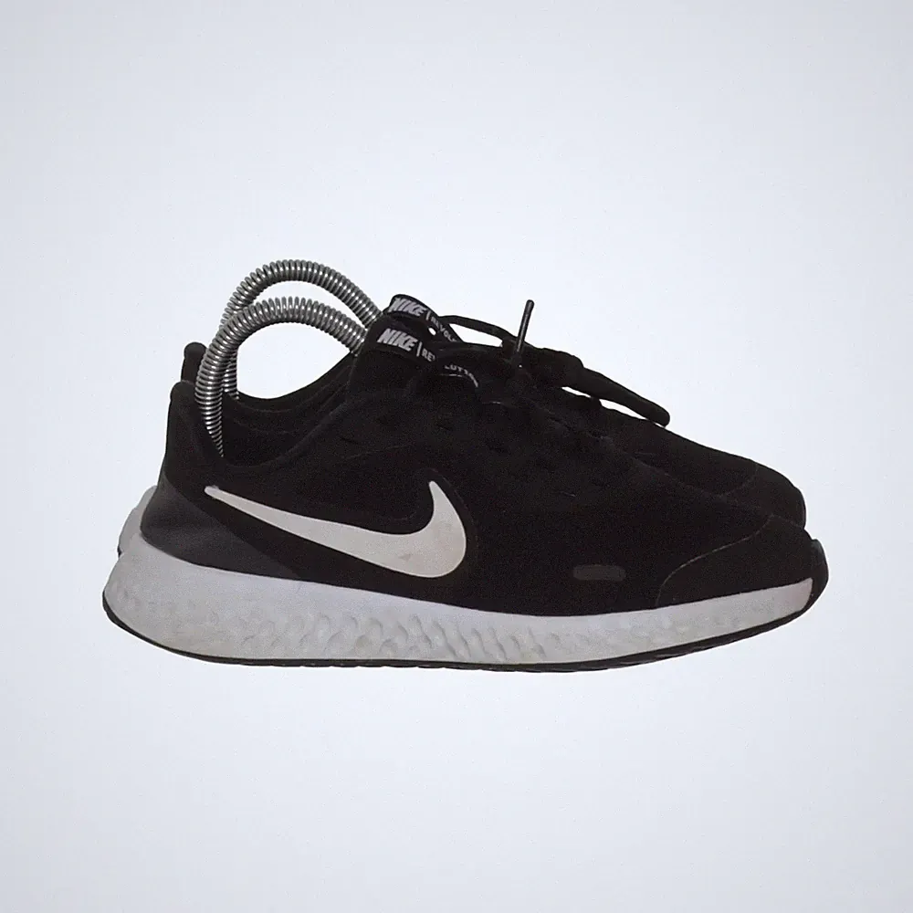 Nike, Laufschuhe, Größe: 37 1/2, model: revolution, Schwarz/Weiß, Herren #Kc3