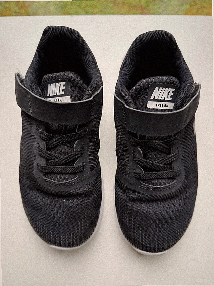 Nike Laufschuhe Sneaker Free RN Kinder schwarz Größe 30