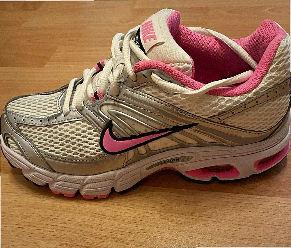 Nike Motiva Damen Laufschuhe Sneaker Mesh atmungsaktiv Weiß/Rosa/Silber 37,5