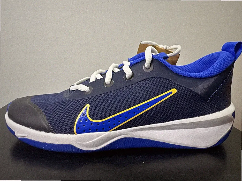 Nike Omni Multi Court Gr. 37,5 Sneaker Laufschuhe