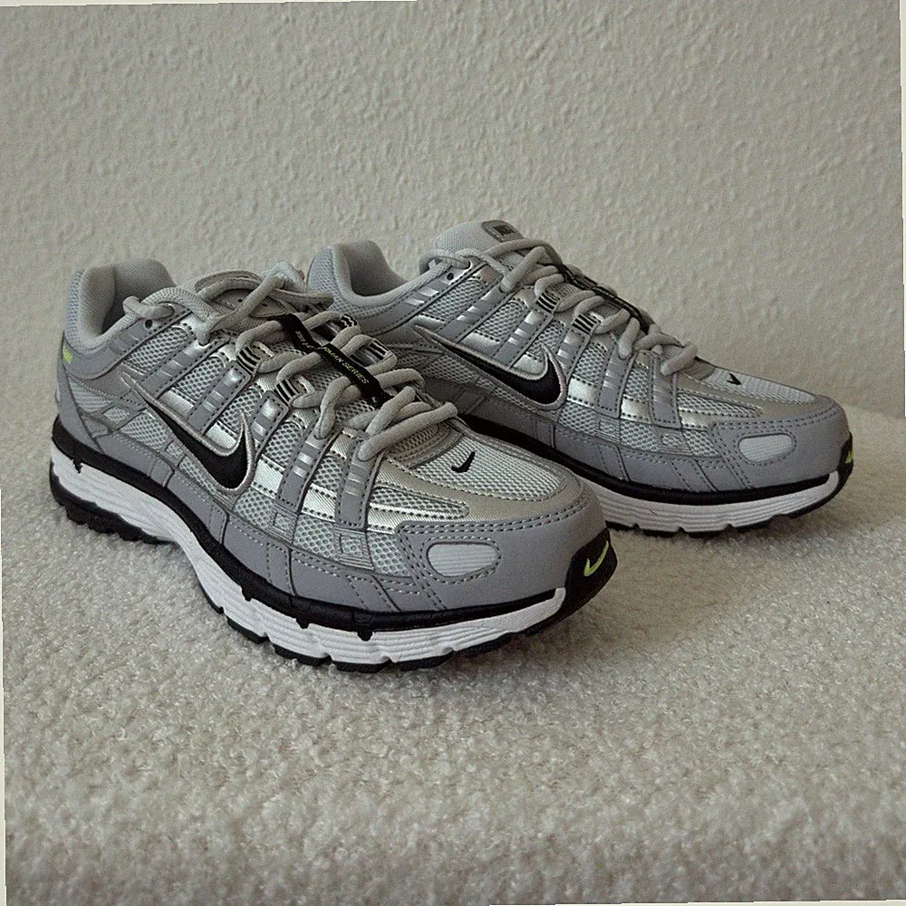 Nike P-6000 Herren Laufschuhe EU 38,5 Grau/Schwarz/Weiß Low Top Netz