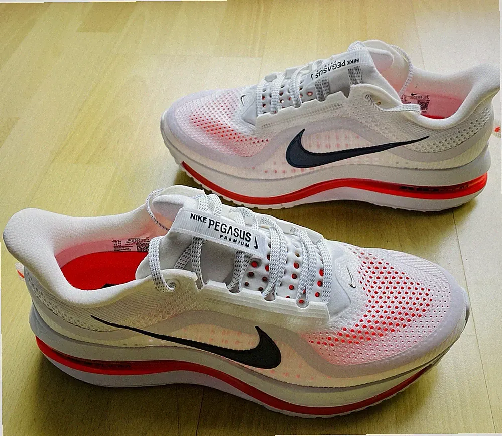 Nike Pegasus Premium Gr. 44 UK9 Unisex Laufschuh Neu Summit White Bright Crimson