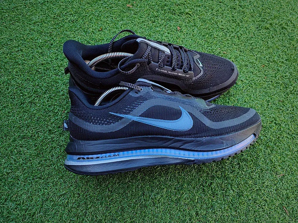 Nike Pegasus Premium Herren Laufschuhe, Gr. 10 UK schwarz grau #