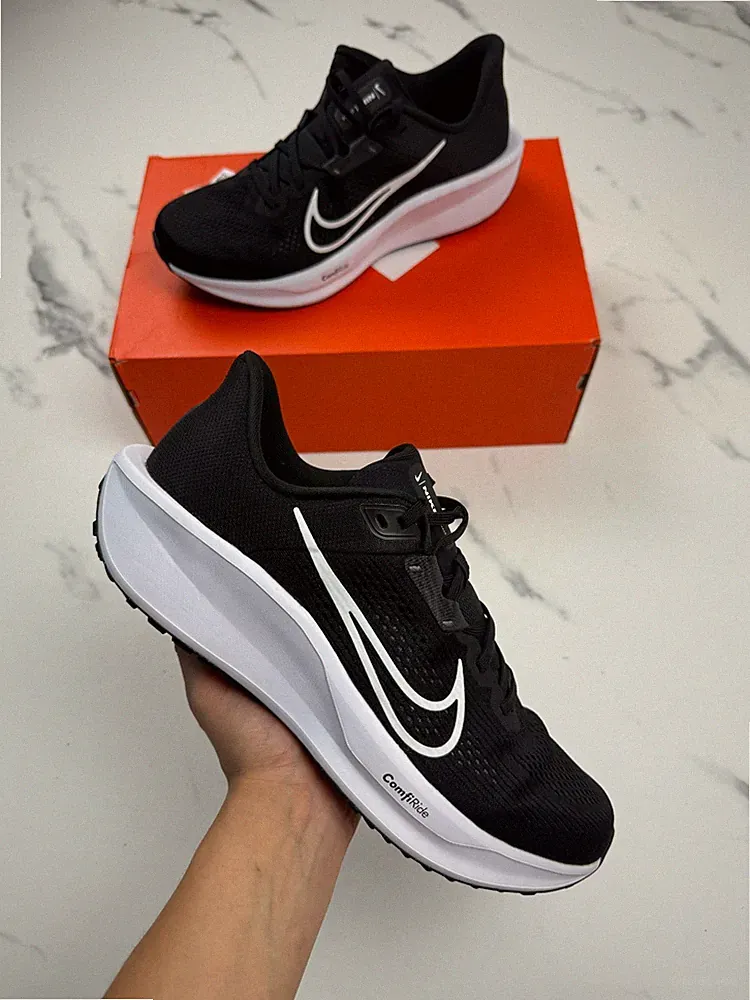 Nike Quest 6 Herren Laufschuhe Schwarz Weiß EU 45 Neu mit Karton ComfiRide