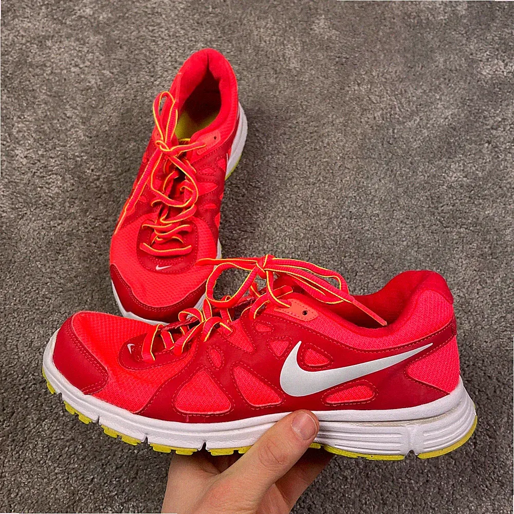 Nike Revolution 2 Laufschuhe Joggingschuhe Gr. 40 Damen Neon Orange Rot Pink