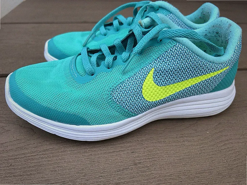 Nike Revolution 3 Damen Laufschuhe Mesh Türkis Gelb Weiß Größe 36.5 Atmungsaktiv
