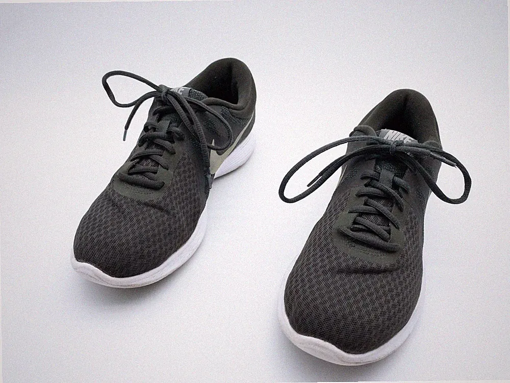 Nike Revolution 4 Herren Laufschuh Sneaker Freizeitschuh Gr 42,5 EU Art 32830-70